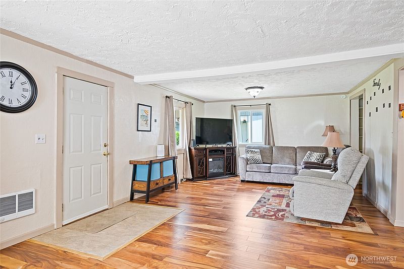 5th image of 3284 Oak Street