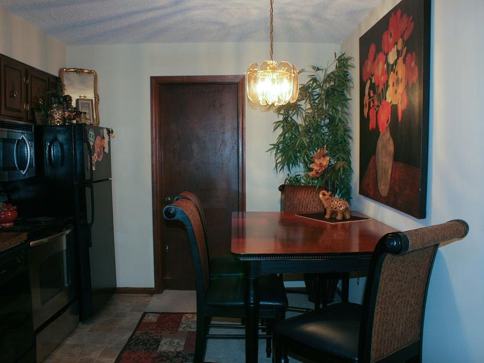 Dining Area & Kitchen
