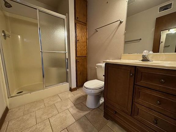 4th image of 2802 W D St APT 1
