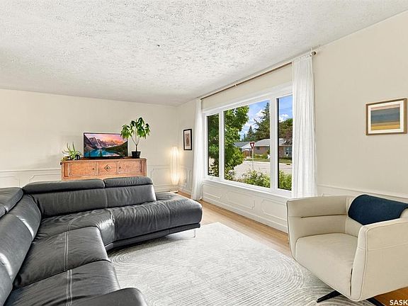 3rd image of 2202 Albert AVENUE