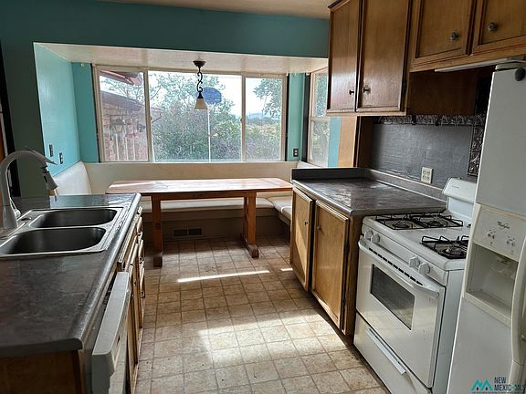 4th image of 22 Red Rocks Ave
