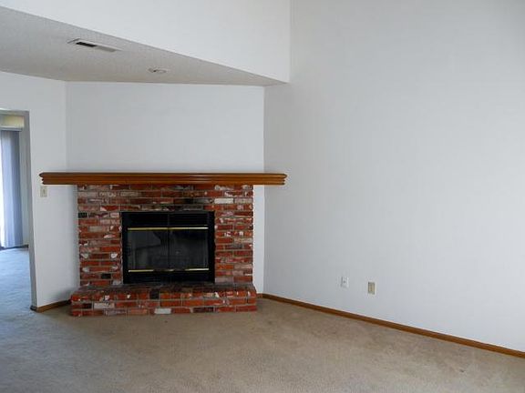 4th image of 700 SW 36th Street Ter #700