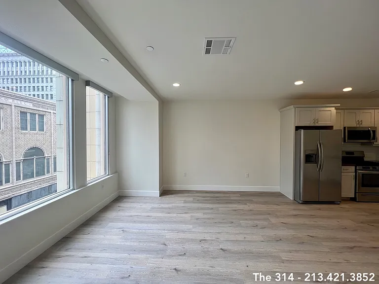 314 W 6th St #302 — Photo 2