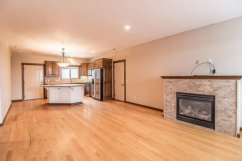 3 bed, 2.5 bath, 1400 sqft, $2,000 — Photo 3