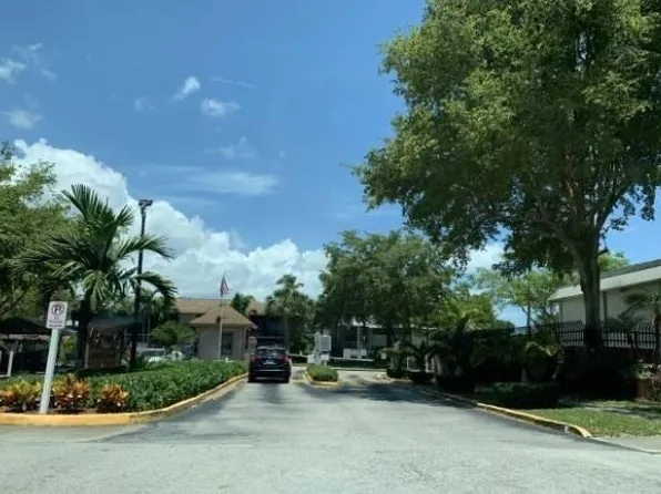 823 NE 199th St APT 201-12, Miami, FL 33179