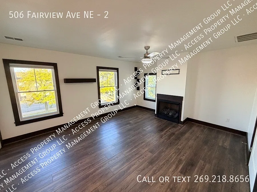 Updated 3 Bedroom Duplex By Hospital — Photo 2