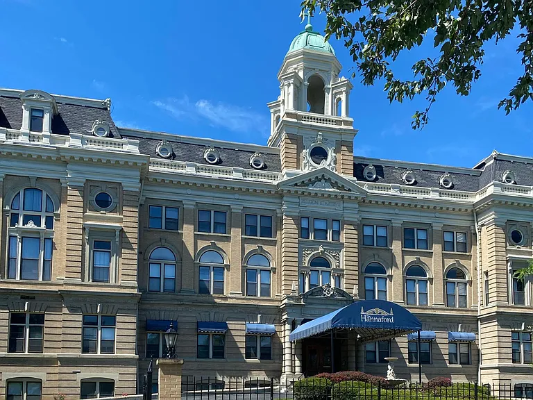 The Hannaford- historic building, 5 minutes to Cincy and Newport on the Levee. Walk to library and pet park.