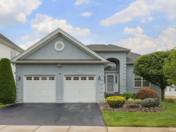 189 Tournament Dr, Monroe Township, NJ 08831