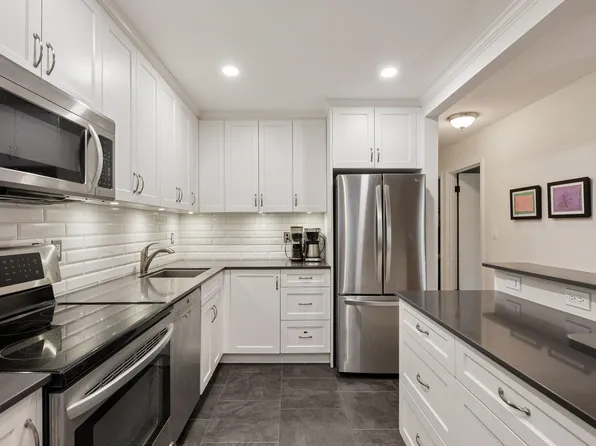 310 E 3rd St #209, North Vancouver, BC V7L 1E9