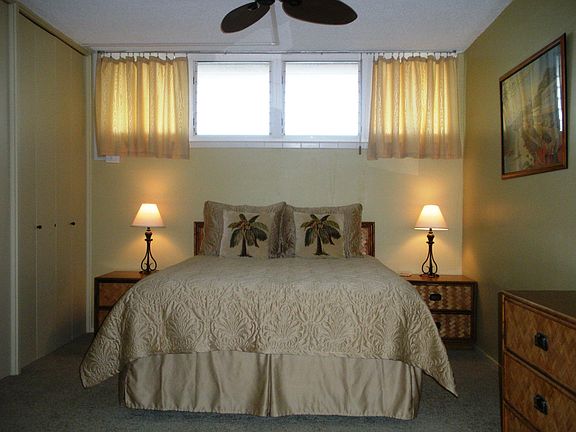 bedroom with queen bed