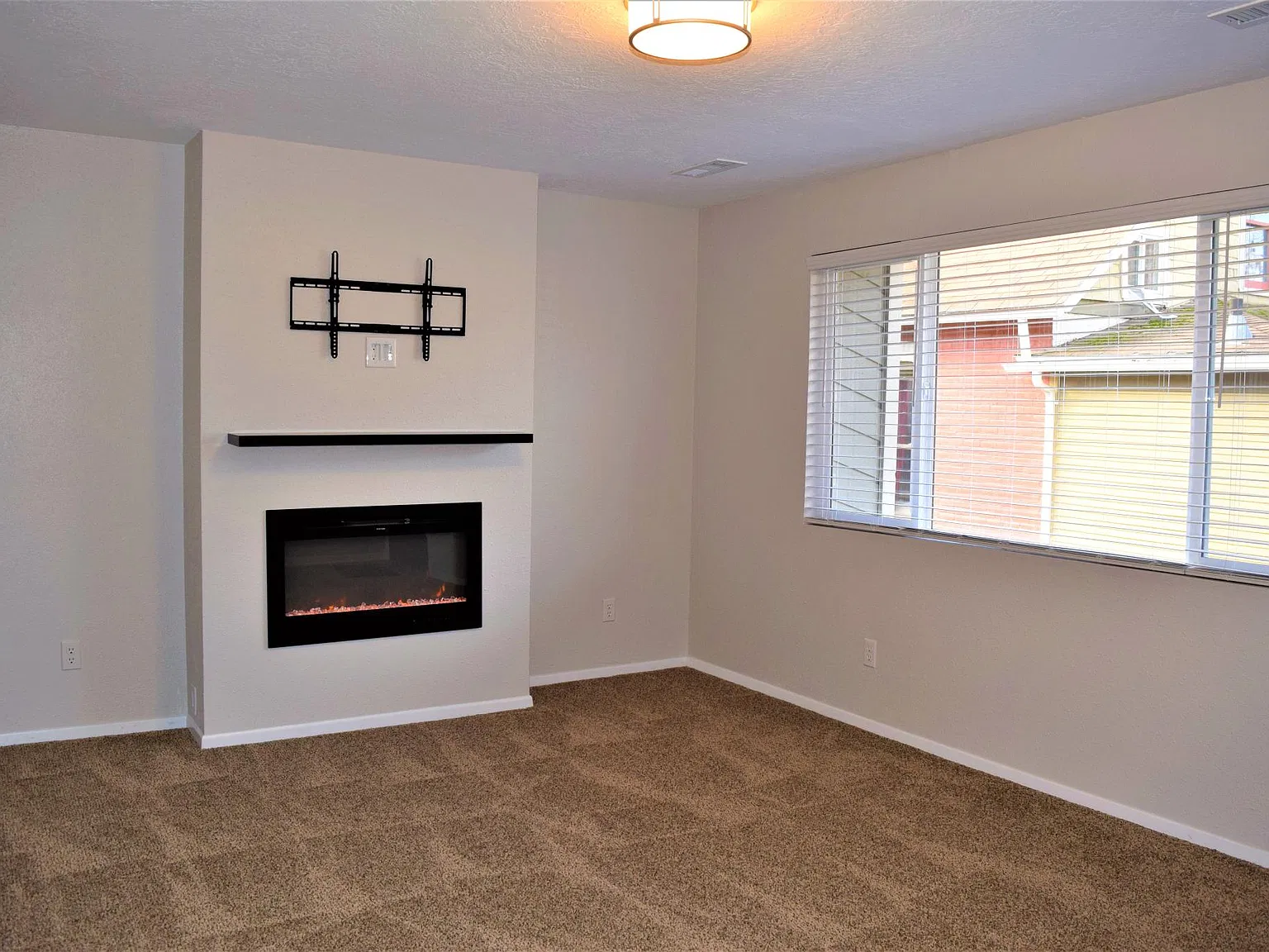 2 bed, 900 sqft, $1,900 — Photo 3