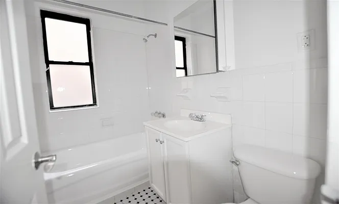 Rented by Manhattan Realty Group | media 32