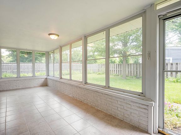 5th image of 2701 W Brook Dr