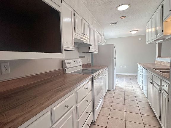 4th image of 400 Rosewood Dr