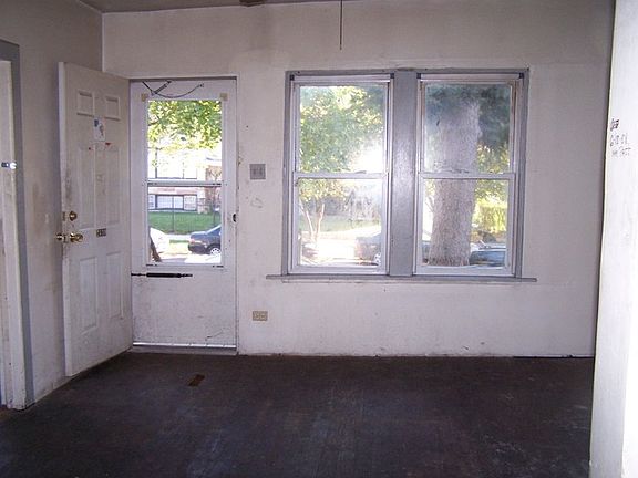 3rd image of 2130 N Mulligan Ave