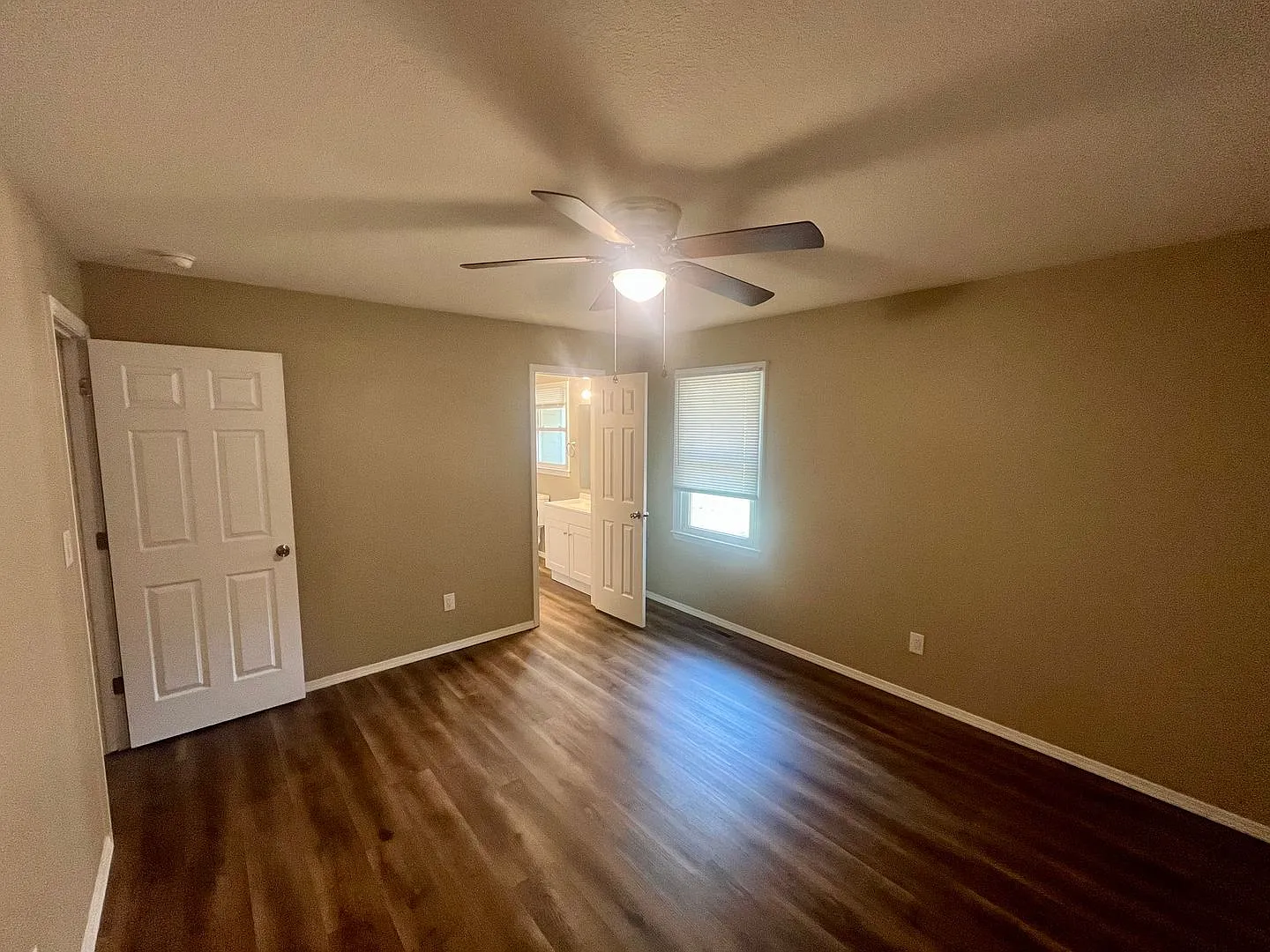 updated 3 bedroom 2 bathroom home in Springfield — Photo 4