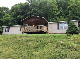 395 Mountain View Rd, Clendenin, WV 25045
