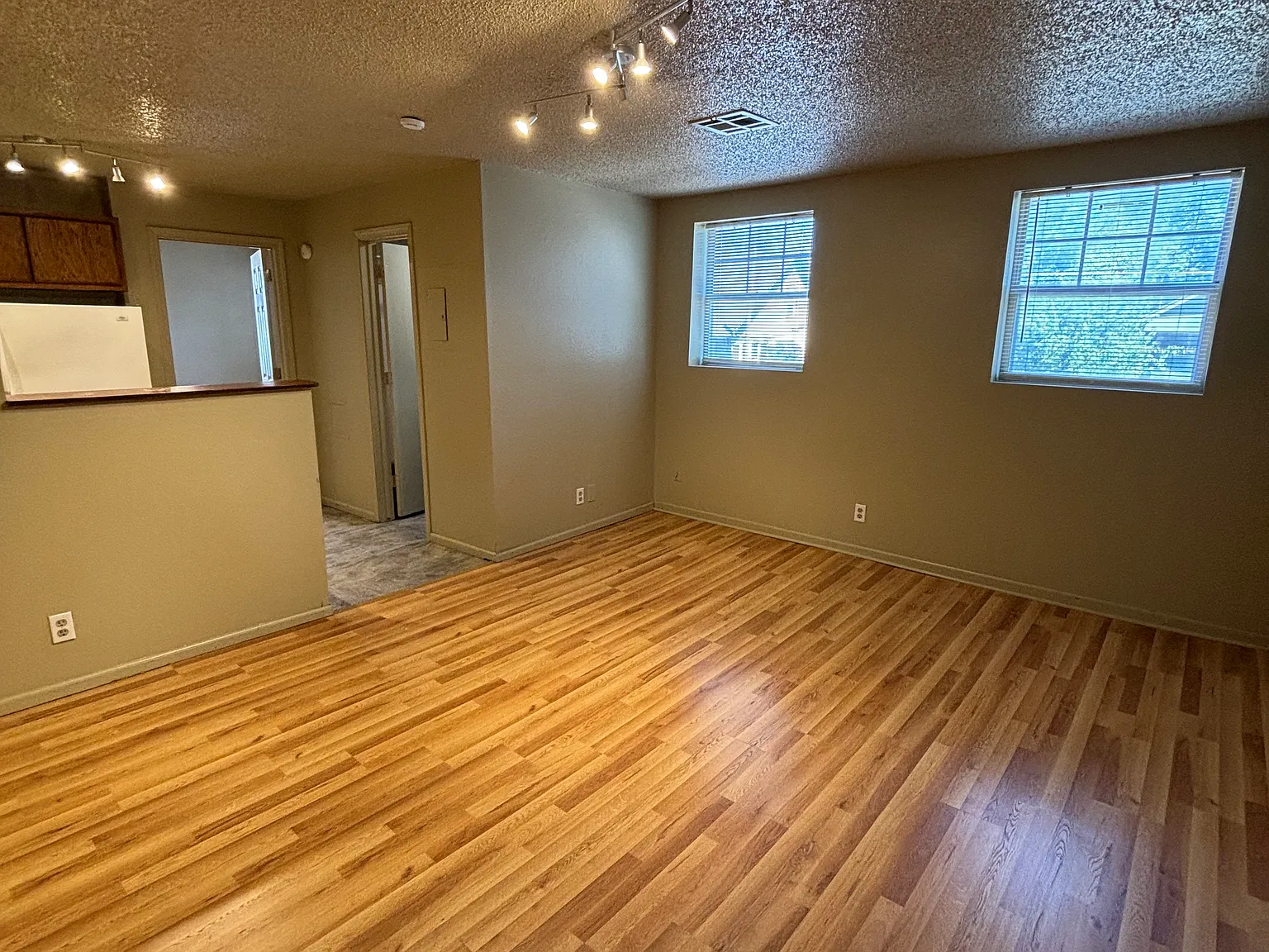 215 W Fairview St — Photo 2