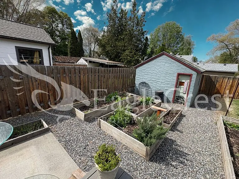 1031 N Clinton St — Photo 8