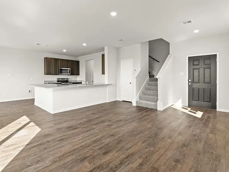 405 Sussex Dr — Photo 4