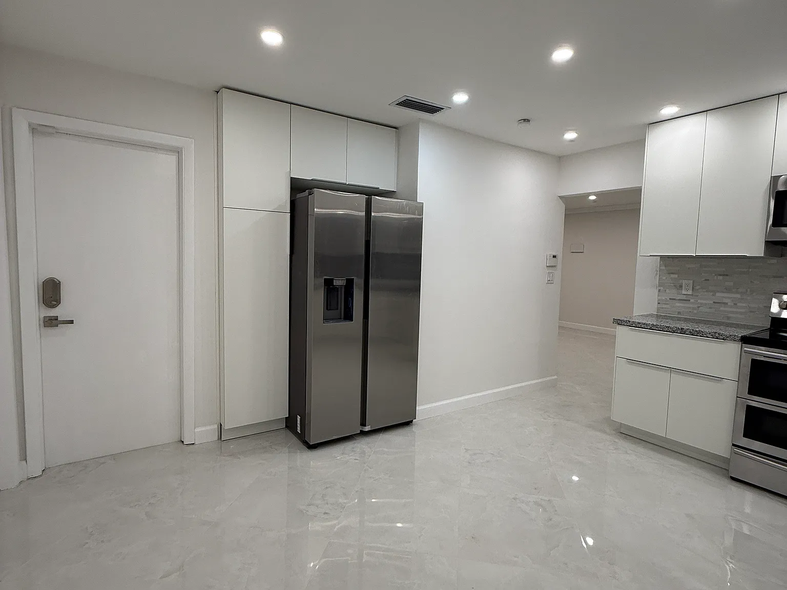 4 bed, 2348 sqft, $4,400 — Photo 4
