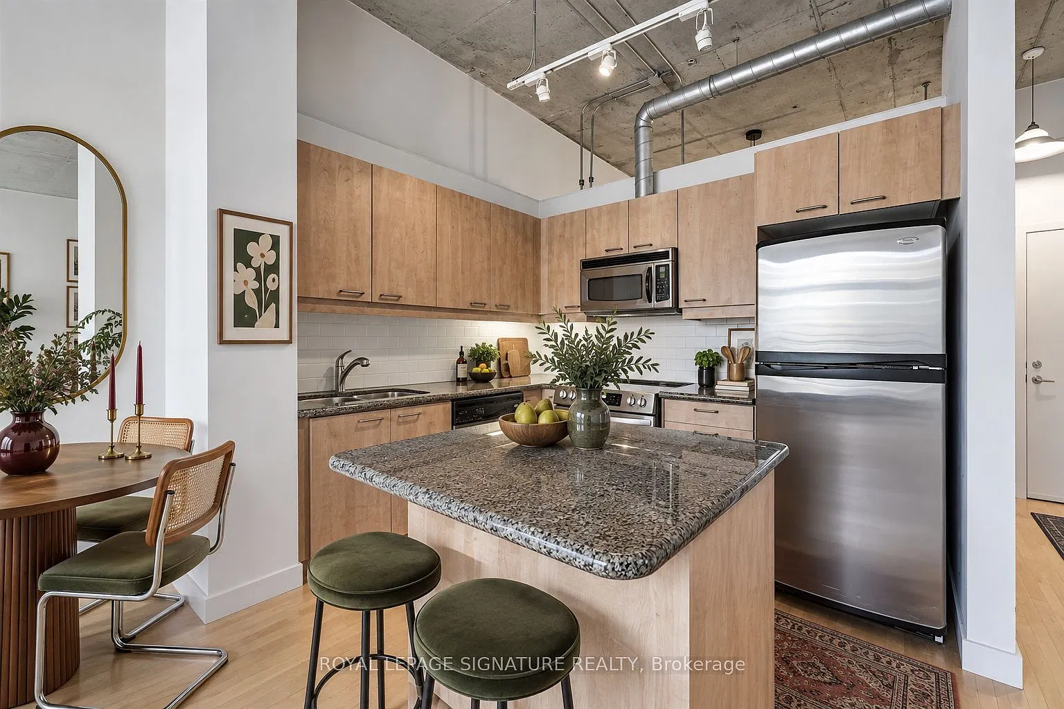 955 Queen St W — Photo 2