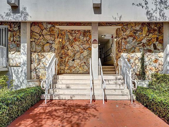 2nd image of 1345 Lincoln Rd APT 1206