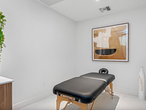 2nd image of 16375 Biscayne Blvd #611