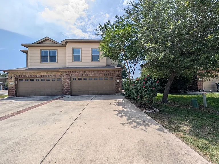 1028 Brown Rock Dr — Photo 1