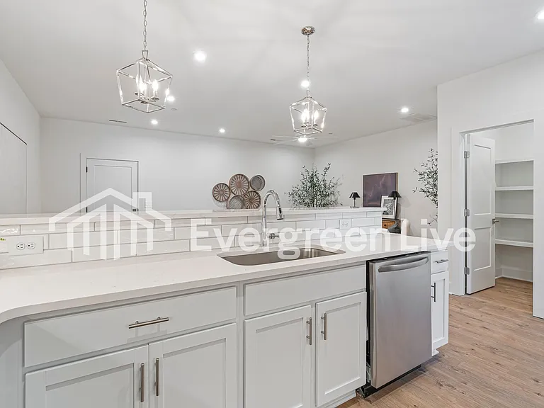 131 Leggo Ave — Photo 6