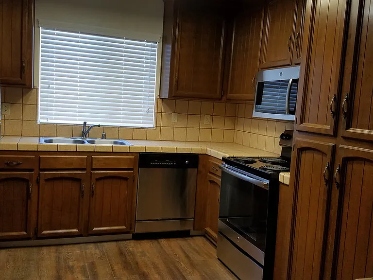 7178 N Jackson Ave — Photo 5