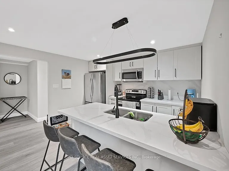493 Queen Victoria Dr #B — Photo 4