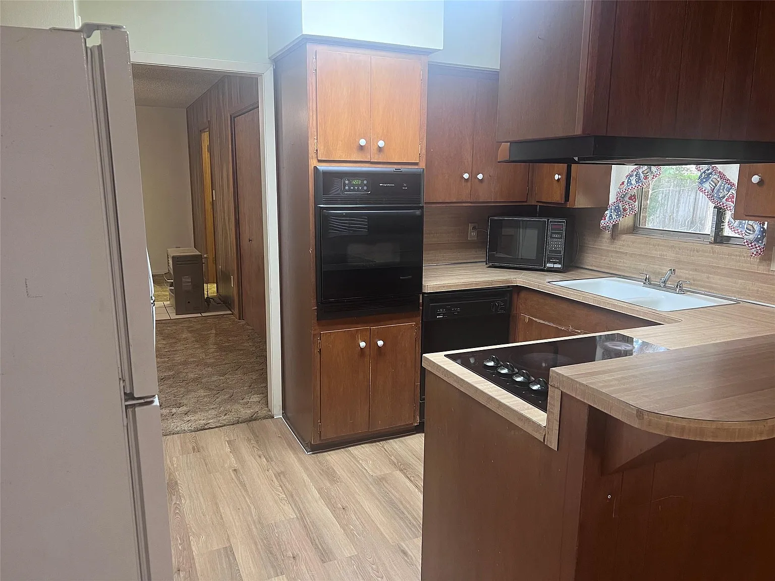 3 bed, 2.0 bath, 1840 sqft, $1,600 — Photo 3