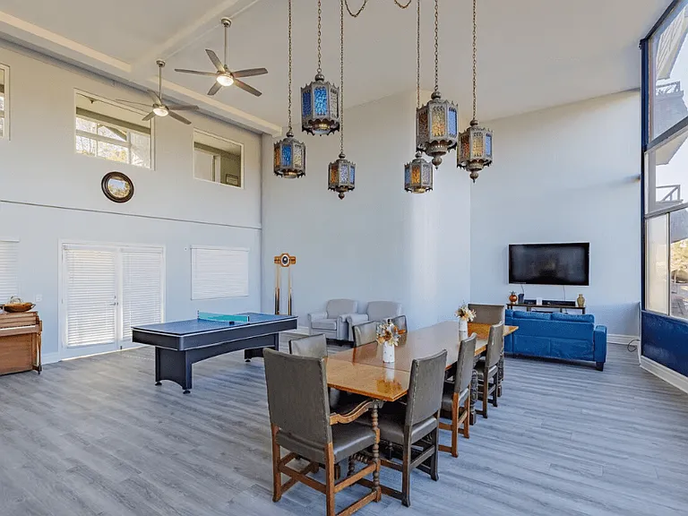 Ivanhoe Village Apartments — Photo 17