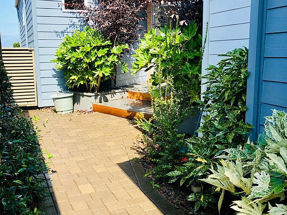 Entry courtyard_580 SW Green