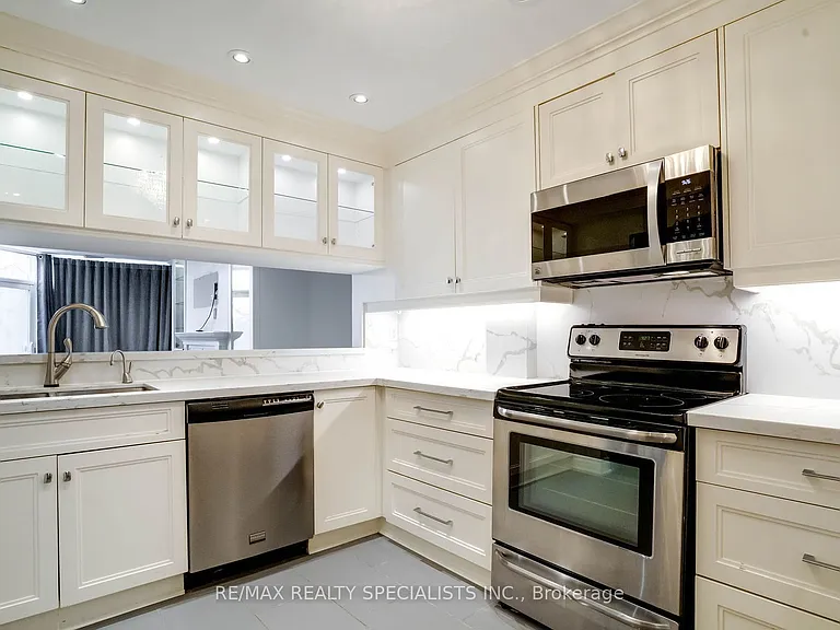 100 Arbors Ln #Townhouse 5 — Photo 2
