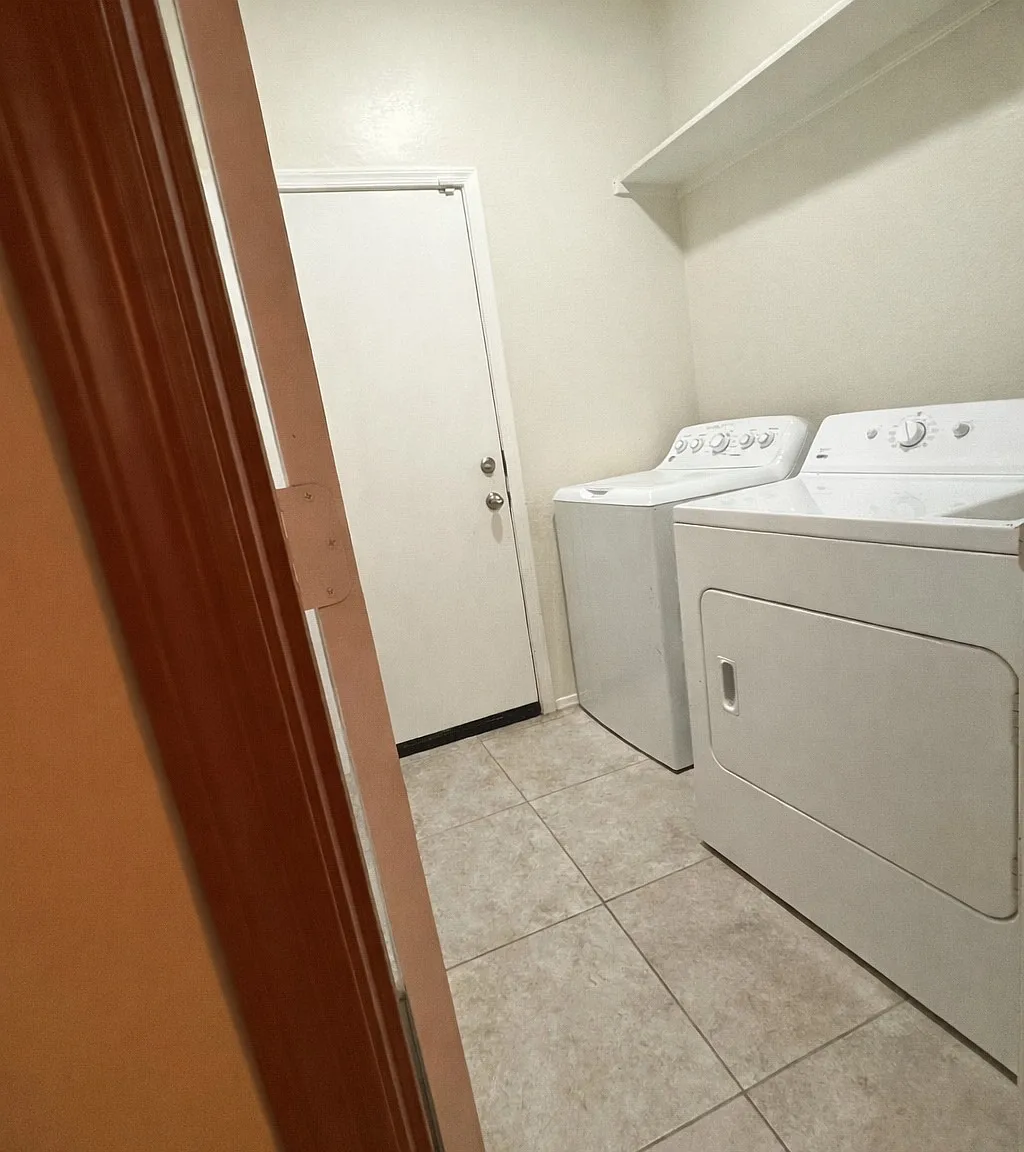 3 bed, 1317 sqft, $2,000 — Photo 4