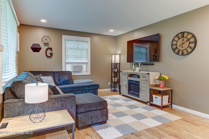 4th image of 1038 Outer Drive