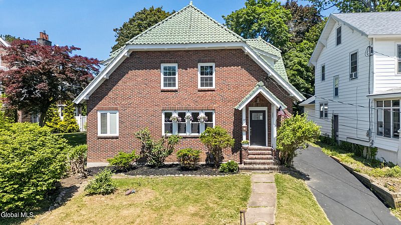 2nd image of 37 Grant Avenue