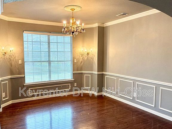 4th image of 409 Royal Crest Dr