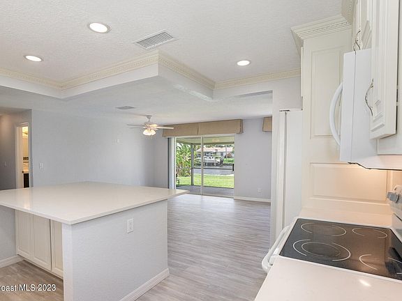 4th image of 330 Surfspray Dr