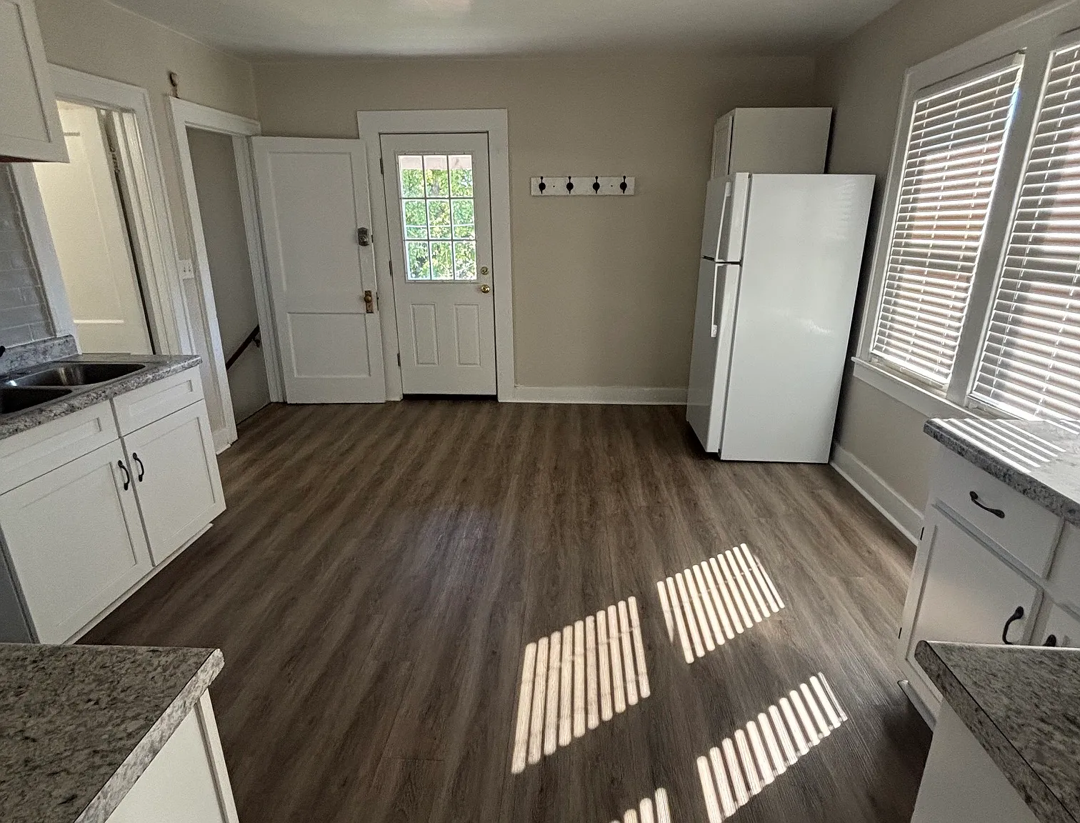 3 bed, 900 sqft, $1,695 — Photo 3