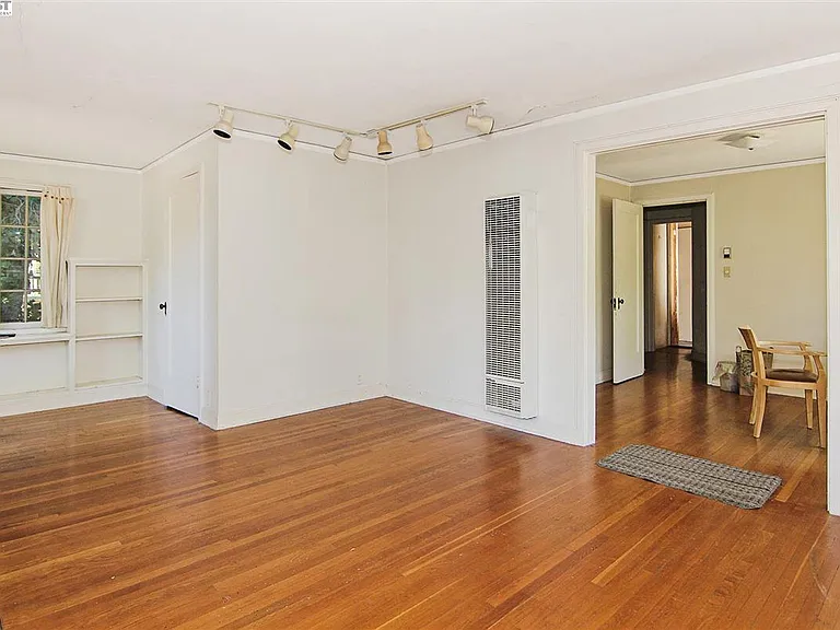 555 Hawthorne Ave — Photo 4