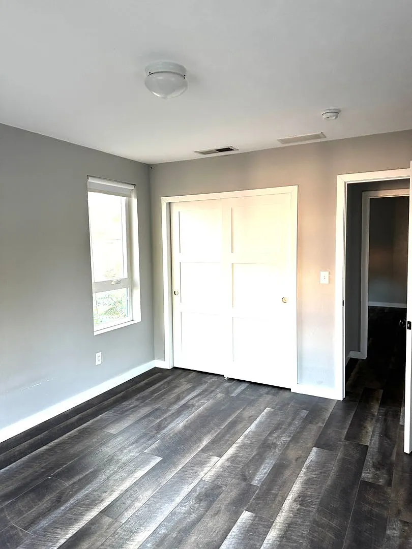 Newer Construction And Prime Location!! Amazing 3 Bed/2 Bath Top 1/2 Of Duplex. — Photo 3