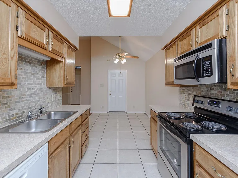 1902 Lee Dr — Photo 6