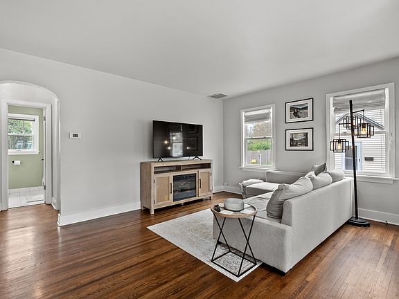 4th image of 2733 Lorraine Ave