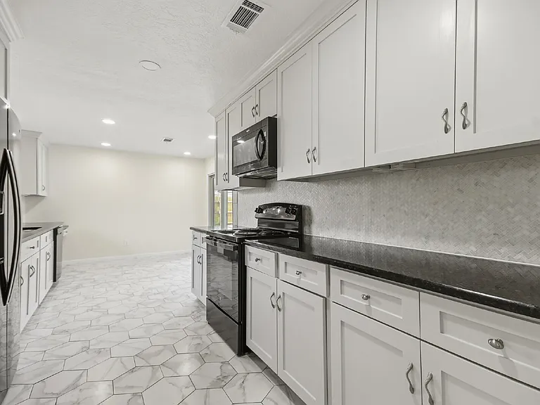 830 Seacliff Dr — Photo 8
