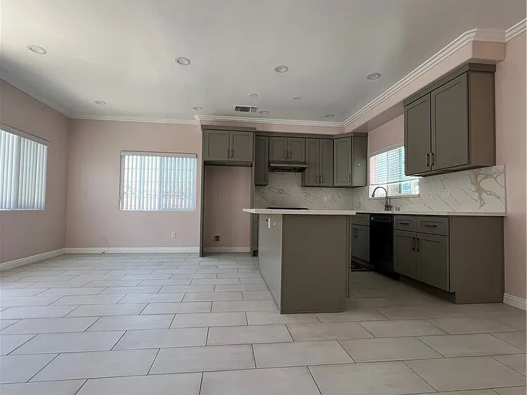 1501 W Delhaven St — Photo 3