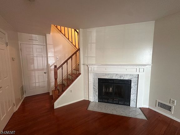 4th image of 82 Boston St