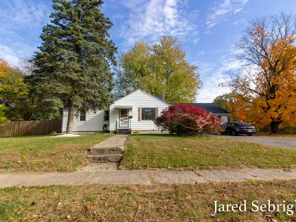 922 S Cedar St, Greenville, MI 48838